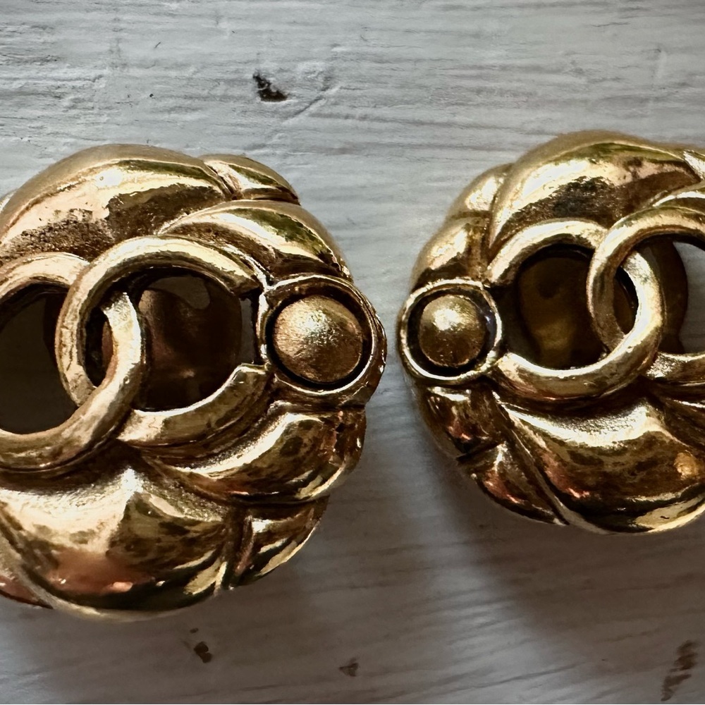 CHANEL Vintage Gold Interlocking Clip On CC Earrings - Picture 6 of 6
